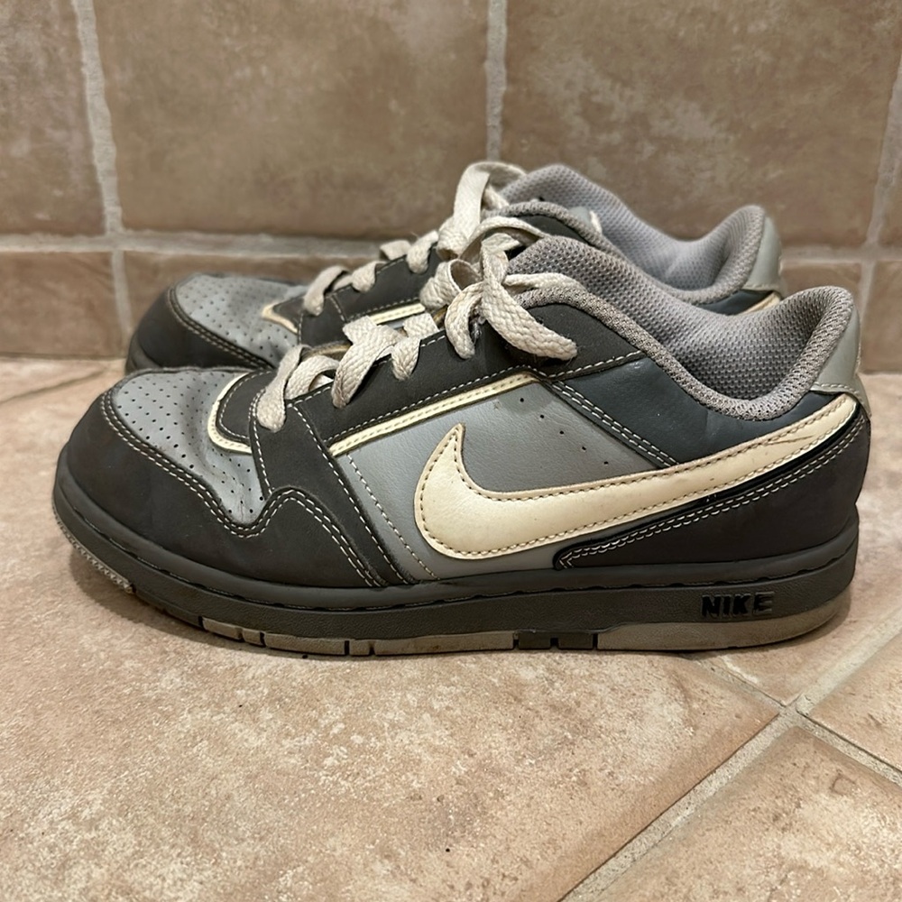 Nike youth size 2 low court shoe sneaker.light grey/dark grey.